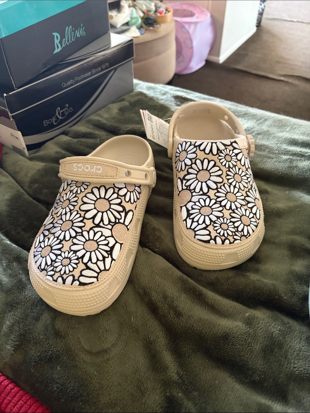 CROCS Womens 9 Classic Clog with Daisy Pattern - Cream/White/embrodiary